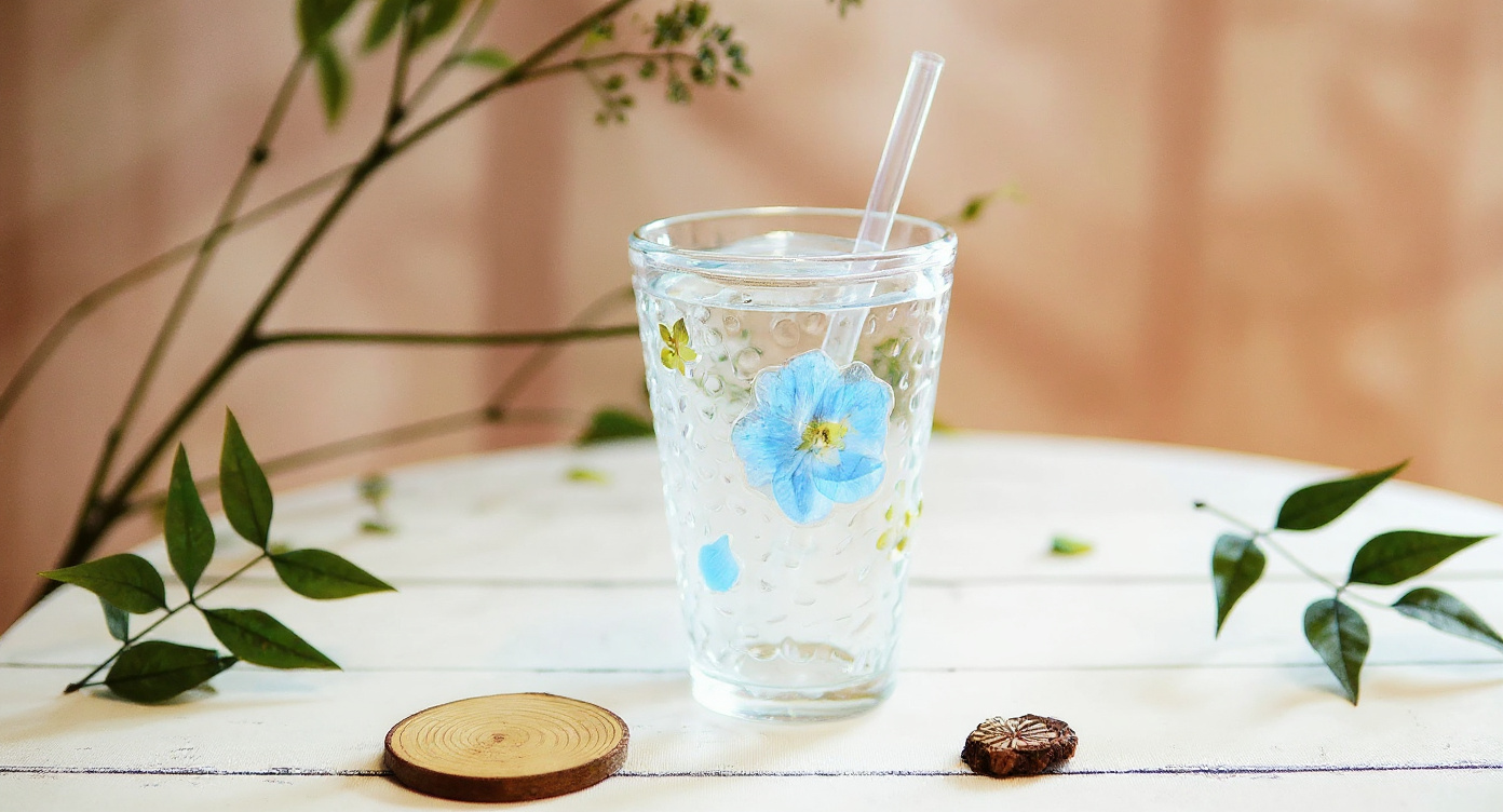 Handmade Pressed Flower Glass Cup Set 400ml with raised real flowers, lid and straw on cotton.